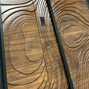 Porta Pivotante in Legno di Lusso con Design Intagliato alla Moda, Colori Personalizzati in Vernice Noce, Elaborati Intagli per Ingresso Villa - Product Image 4