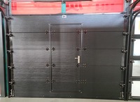 Porte de garage automatique moderne avec accès piétonnier