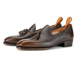 Cie LO54 Mocassins pour hommes faits main en cuir grainé, avec constructions de talon personnalisées (Fiddle-back ou biseautées), pampilles et embout métallique - Product Image 1