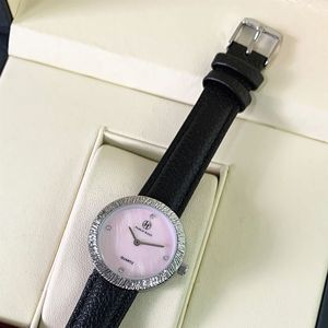 Reloj de mujer con correa de cuero a la moda, superficie de concha, elegante y con estilo, estilo sencillo. - Product Image 5
