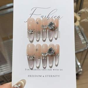 Unghie Finte di Lusso Grigio Champagne Scintillante con Effetto Occhio di Gatto e Diamanti K9 - Product Image 1