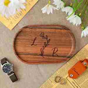 Plateau de rangement décoratif ovale personnalisé en bois naturel gravé au laser pour bijoux - Product Image 1