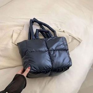 Muestra Gratis: Bolso de Hombro Acolchado de Poliéster para Mujer, Bolso de Mano de Invierno, Bolso Tote Acolchado de Alta Calidad, Bolso Burbuja - Product Image 3