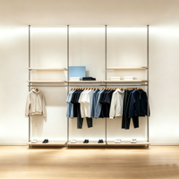 Portant à vêtements sur mesure en métal et bois, du sol au plafond, avec étagères et éclairage LED pour boutique de prêt-à-porter