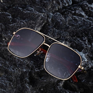 แว่นกันแดดทรงสี่เหลี่ยมแบบสั่งทำพิเศษสำหรับผู้ชาย ป้องกันรังสียูวี 400 เลนส์พีซีแบบเต็มกรอบ สีดำ ขาแว่นลายไม้เทียมสไตล์เรโทร - Product Image 1