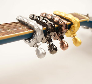 Capo en métal en alliage de zinc de conception de main fantôme fabriqué en usine OEM pour guitare acoustique Instruments de musique et accessoires - Product Image 1