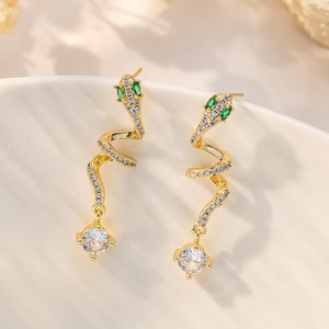 Pendientes colgantes chapados en oro con forma de serpiente con circonita y piedras verdes para mujer, joyería de boda EDB 015 - Product Image 1