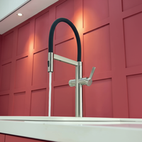 Keran Dapur Modern Hitam Bahan Stainless Steel 304 Putar 360 Derajat Desain Fleksibel Tarik Keluar Pemasangan di Dek Penggunaan Hotel 1