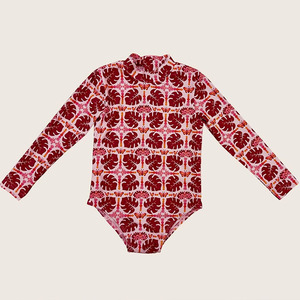 Le fabricant conçoit des maillots de bain pour filles à manches longues et fermeture éclair, à imprimé plage, et des maillots de bain hawaïens personnalisés en nylon pour filles. - Product Image 2