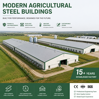 Structure en acier, entrepôt de taille moyenne, portes hautes, hangar de stockage de tracteurs préfabriqué en métal