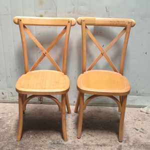 Moderne rustieke wijngaard-stijl stapelbare buitenmeubelen voor bruiloften en evenementen; houten crossback stoelen - Product Image 5