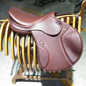 Selle de dressage pour <span class=keywords><strong>cheval</strong></span> en cuir souple pour l'entraînement et les performances de dressage - Product Image 1