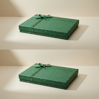 Boîte à bijoux en carton rigide vert forêt avec reflets dorés, conçue par Signature Architectural Studio, avec couvercle et base raffinés, coffret cadeau