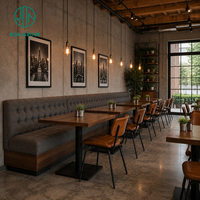 Ensemble de mobilier de restaurant industriel Ron Group : banquette en tissu capitonné à dossier haut, chaise rembourrée en cuir, table carrée en bois
