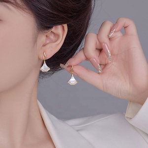 Exquisitos Pendientes de Perlas de Imitación Geométricos Chapados en Oro de Alta Gama para Mujer, Regalo Moderno, Nuevo, Versátil y de Lujo - Product Image 2