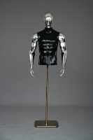 Maniquí de Lujo para Hombre, Parte Superior del Cuerpo, con Brazos Chapados en Oro, Cabeza de Plástico Negro Brillante (PE), Posición Colgante o de Pie para Exhibición de Pelucas
