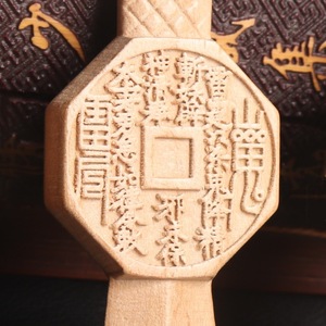 Pendentif épée en bois de pêche, ornement thématique sculpté, couleur bois naturel, décoration intérieure, cadeau unisexe - Product Image 4