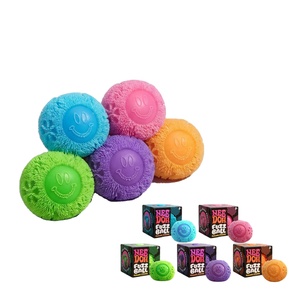 ของเล่นสัมผัสเนื้อนุ่มรูปทรงลูกบอลขนปุยยี่ห้อ New Schylling พร้อมเนื้อสัมผัสกำมะหยี่และเนื้อนุ่มคล้ายก้อนเมฆ-สำหรับทุกเพศทุกวัย 14 ปีขึ้นไป ของตกแต่งวันหยุด - Product Image 2