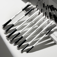 Nouvelle arrivée Double extrémité cheveux synthétiques noir blanc visage fond de teint pour les yeux bois mat deux côtés ensemble de pinceaux de maquillage professionnel avec boîte