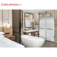 Ensemble de mobilier hôtelier sur mesure pour chambre king-size avec meuble TV et panneau mural en bois