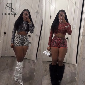 2025 Mùa Xuân Báo In 2 Mảnh Thiết Lập Phụ Nữ Sexy O-Cổ Dài Tay Áo Lưới T Áo Sơ Mi + Sequin Quần Short Phù Hợp Với Bộ - Product Image 1