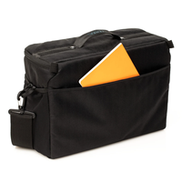 Organisateur d'équipement photo noir avec compartiments ajustables, couvercle en maille transparente, poche latérale et rangement frontal pour la photographie