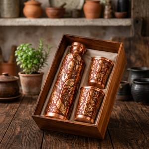 Juego de Botella de Agua de Cobre Vintage con 2 Tazas, Frasco Grabado con Hojas Florales Doradas, Caja de Regalo - Product Image 1