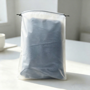 Sac en plastique mat avec cordon de serrage et logo personnalisé, sac d'emballage pour vêtements avec cordon noir - Product Image 1