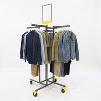 Présentoir à vêtements moderne rotatif en métal à 4 faces avec logo personnalisé et roulettes – Prix usine