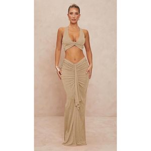 ชุดเซ็ต 2 ชิ้นสำหรับผู้หญิง รุ่นคัสตอม 2026 เสื้อครอปแขนกุด กระโปรงแม็กซี่ทรงเข้ารูป สีพื้น แต่งระบาย ชุดเที่ยวพักผ่อน - Product Image 3