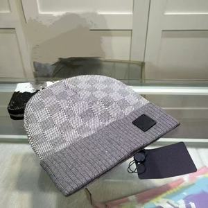 Gorros de Invierno de Lujo en Oferta para Mujer con Logo Personalizado, Patrón de Rostro y Tela Cálida Adecuada para Viajes - Product Image 2