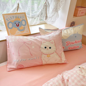 Parure de lit quatre pièces en coton à carreaux roses pour chat, comprenant draps, taies d'oreiller et housse de couette - Product Image 2