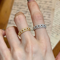 Bague de doigt ajustable large et imposante, style manchette ouverte, avec motif torsadé et tressé, sertie de zircon transparent et de filigrane