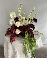 A-2013 Composition florale réaliste en soie artificielle vert et rouge bordeaux pour allée de mariage, décoration d'événements et de fêtes