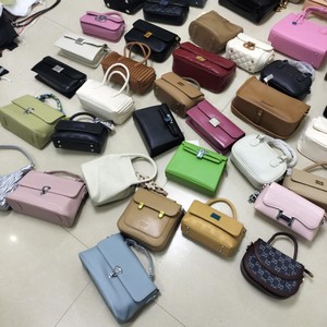 Phụ nữ của Tote túi kết hợp màu sắc kích thước trung bình thời trang phong cách retro giản dị Châu Âu Mỹ đơn giản Thiết kế hàng ngày sử dụng giải phóng mặt bằng - Product Image 1