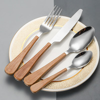 Ensemble de couverts en acier inoxydable de luxe moderne et chaleureux avec manche en plastique et impression couleur bois pour le camping et la maison