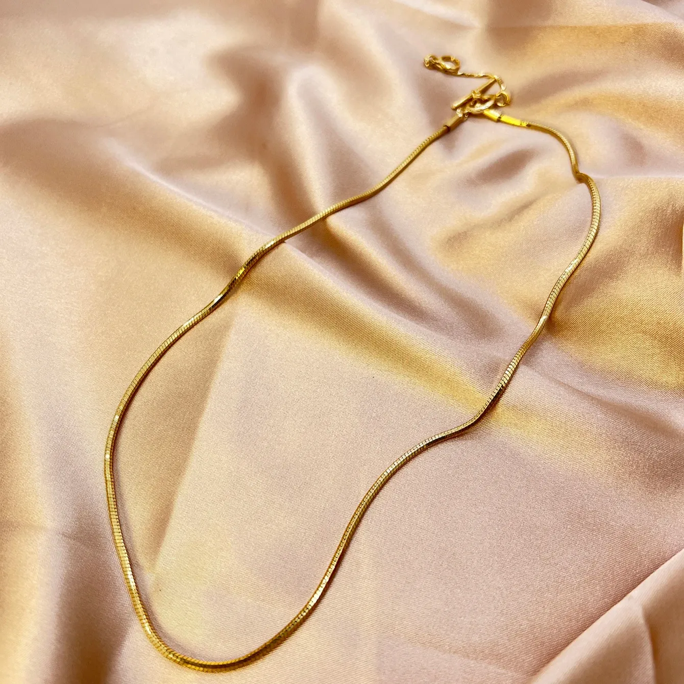 قلادة مطلية بالذهب عيار 18 من الفولاذ المقاوم للصدأ قلادة رائعة من التيتانيوم الصلب سلسلة ثعبان على شكل قلب للنساء