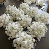 Vente en gros de boules de fleurs artificielles modernes faites à la main en soie blanche et rose, centre de table pour mariage, décoration d'événements, fleurs artificielles