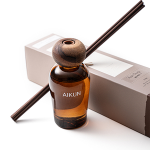 Diffuseur de parfum sans flamme Aikun Amber Wood Grain 120 ml avec bâtonnets bruns pour une diffusion d'arômes ambiantes – Coffret cadeau pour chambres d'hôtel - Product Image 1