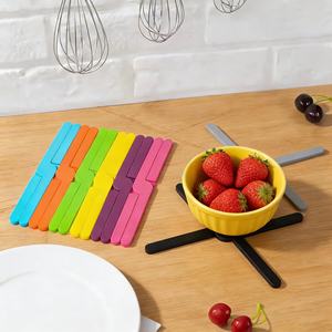 แผ่นรองกันความร้อนแบบพับได้ ซิลิโคนรูปตัว X สำหรับหม้อร้อน แผ่นรองกันความร้อน แผ่นรองซับน้ำ ทนความร้อน สำหรับโต๊ะครัว - Product Image 3