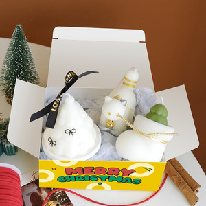 Vela Artesanal de Cera de Coco con Forma de Árbol de Navidad en Caja de Regalo con Tarro de Porcelana - Barras Biodegradables y No Tóxicas y Adorno Navideño - Product Image 2