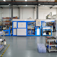 Machine de formage et de moulage de barquettes en plastique thermoformées de grande taille
