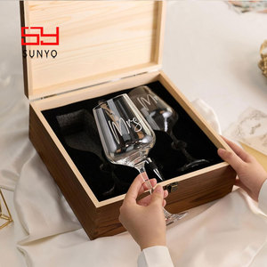 SUNYO Ensemble de 2 verres à vin Mr & <span class=keywords><strong>Mrs</strong></span> personnalisés Cadeaux de mariage Ouvre-vin Bouchon de verre à vin avec boîte en bois gravée - Product Image 4