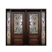 Porte pivotante en bois avec imposte latérale, design moderne et luxueux pour villa, entrée principale