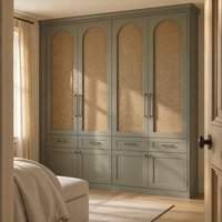 Armoire intégrée sur mesure avec portes en rotin tressé cintrées, armoire de chambre à coucher moderne classique style Shaker