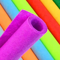 Tissu non tissé aiguilleté en polyester coloré de 1 à 5 mm pour l'artisanat, les articles ménagers et les matériaux de construction imperméables.