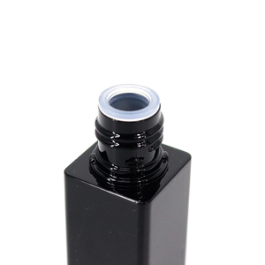 Grosir Kustom Kosong Putih dan Hitam <span class=keywords><strong>Lipgloss</strong></span> Kemasan Mewah Kemasan Lipstik Cair <span class=keywords><strong>Lip</strong></span> <span class=keywords><strong>Gloss</strong></span> Wadah Tabung dengan Sikat - Product Image 4
