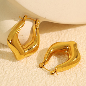 Pendientes Huggie Geométricos en Forma de C, de Oro, Plata, Titanio y Acero, Modelo EH810 - Product Image 2