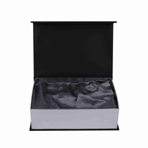 Scatole Regalo Natalizie di Lusso in Cartone Nero Riciclabile con Chiusura Magnetica, Confezioni Personalizzate per Calzini - Product Image 2