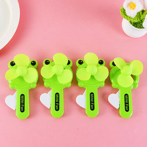 2024 फैशन प्यारा मिनी किड्स हैंडी फैन पोर्टेबल उपहार ग्रीष्मकालीन खिलौने आउटडोर प्रेस्ड छोटे पंखे के लिए कूलिंग हैंडी प्लास्टिक फैन - Product Image 3